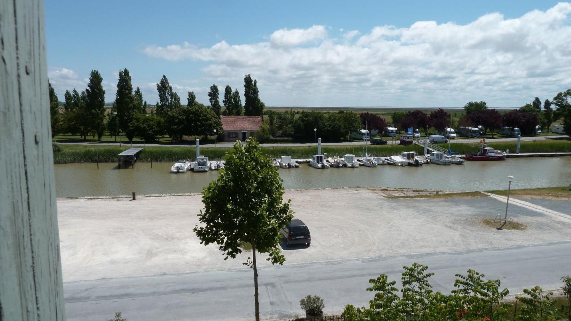 Le Domaine Du Meunier Hotel Mortagne-sur-Gironde Ruang foto