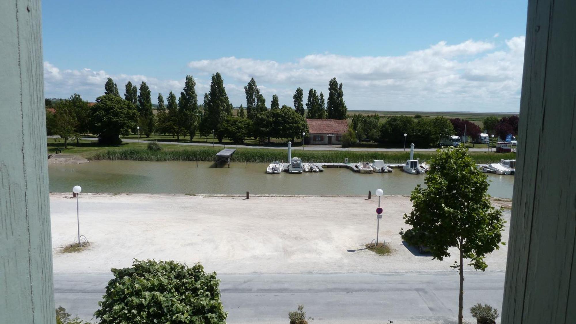 Le Domaine Du Meunier Hotel Mortagne-sur-Gironde Ruang foto